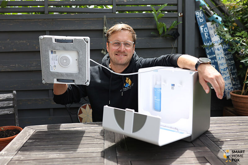 Die Basisstation des ECOVACS WINBOT W2 OMNI ist zu sehen.